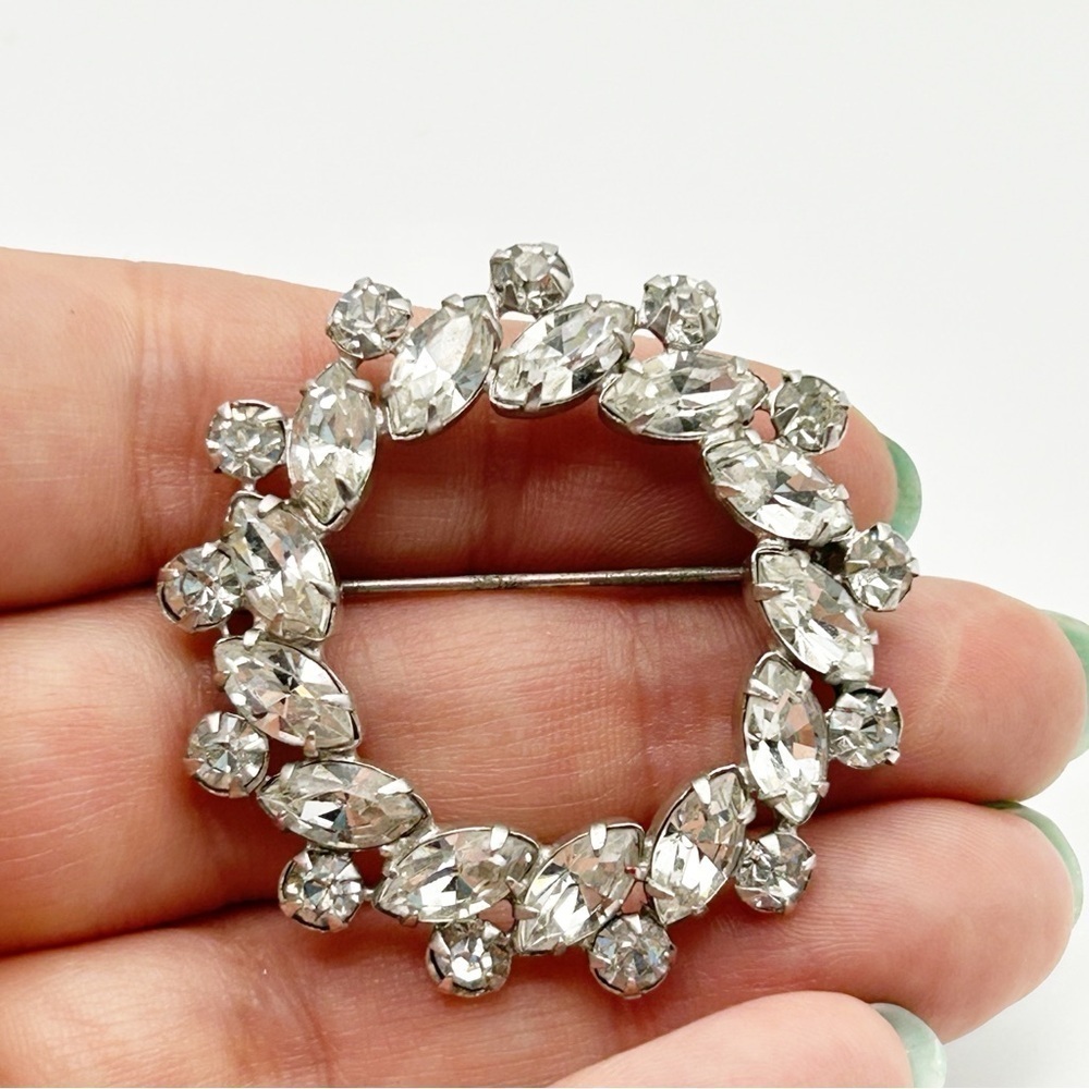 Beautiful Prong Set Silver Tone Rhinestone Wreath Brooch Classic Sparkle Elegant